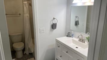 Douche, serviettes fournies, savon, shampoing