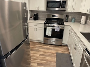 Een koelkast, een magnetron, een oven, een kookplaat