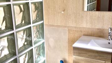 SĂšche-cheveux, bidet, serviettes fournies, savon