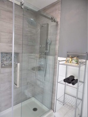 Douche, sèche-cheveux, serviettes fournies, savon