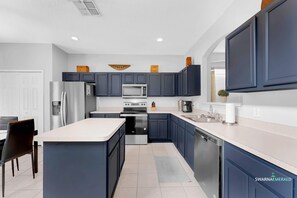 Køleskab, mikrobølgeovn, ovn, kogeplade