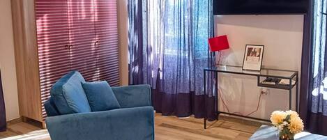 Studio Design | Coin séjour | TV connectée de 50 pouces avec chaînes numériques, télévision