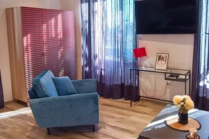 Design-studiolejlighed | Opholdsområde | 50-tommers smart-tv med digitale kanaler, tv