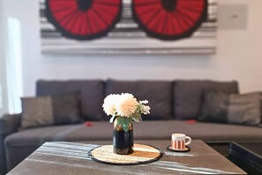 Design-studiolejlighed | Opholdsområde | 50-tommers smart-tv med digitale kanaler, tv