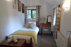 3 bedrooms, desk, iron/ironing board, Internet