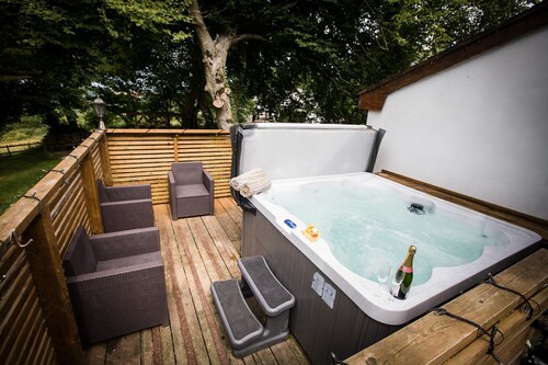 Cuckoo's Nest - Dog Friendly Cottage with a hot tub
