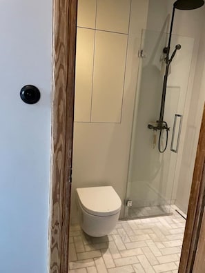 Een douche, een haardroger, handdoeken, zeep