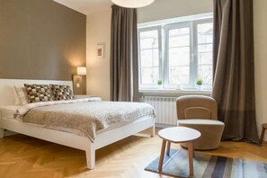 1 habitación, tabla de planchar con plancha y cuna de viaje 