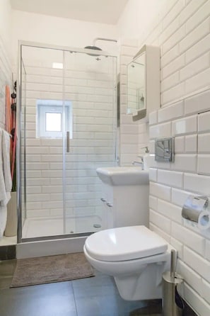 Douche, sĂšche-cheveux, serviettes fournies, savon