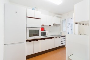 Køleskab, mikrobølgeovn, ovn, kogeplade