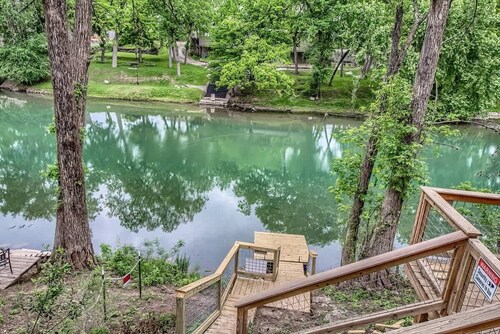 CL 954 River Cliff Retreat