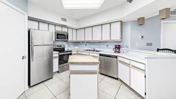 Condo Prestigio, 3 habitaciones, balcón, vista al océano | Cocina privada | Refrigerador, microondas, horno y parrilla de estufa