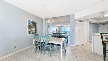 Condo Prestigio, 3 habitaciones, balcón, vista al océano | Servicio a la habitación