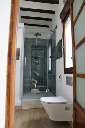 Een douche, een haardroger, handdoeken, zeep