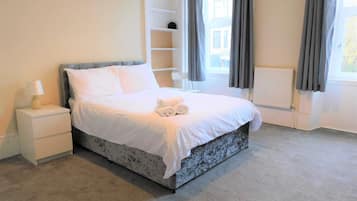 4 bedrooms, desk, iron/ironing board, WiFi