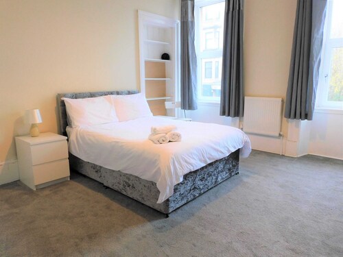 Comfortable 4 bed Apt in Paisley Next to Station