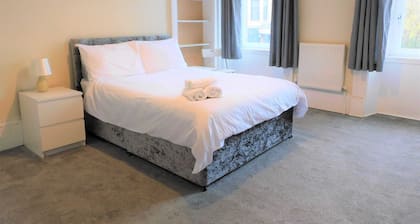 Comfortable 4 bed Apt in Paisley Next to Station