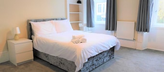 Comfortable 4 bed Apt in Paisley Next to Station