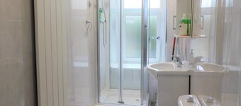Comfortable 4 bed Apt in Paisley Next to Station