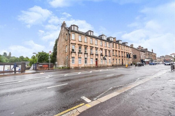 Exterior - Comfortable 4 bed Apt in Paisley Next to Station (Paisley)