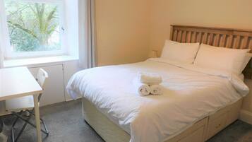 4 bedrooms, desk, iron/ironing board, WiFi