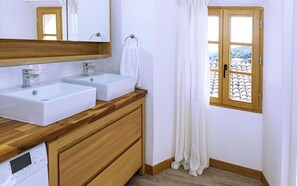 Apartment (1) | Bathroom | Hair dryer - La Maison du Château (Bélesta)