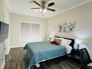 Escritorio, tabla de planchar con plancha, wifi gratis y ropa de cama