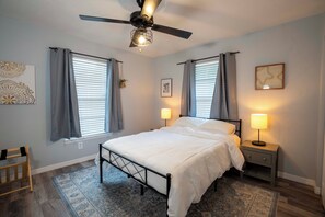 2 slaapkamers, een bureau, een strijkplank/strijkijzer, gratis wifi