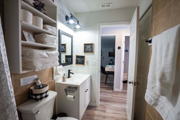 Séchoir à cheveux, serviettes fournies, savon, shampooing