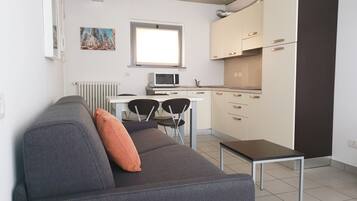 Full-sized fridge, microwave, stovetop