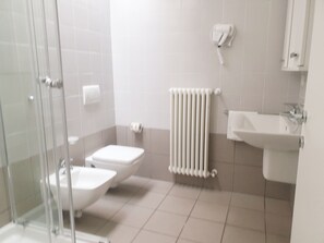 Đồ dùng nhà tắm miễn phí, máy sấy tóc, chậu vệ sinh/vòi rửa 