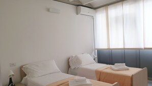 1 bedroom, soundproofing, iron/ironing board (on request), WiFi (free) - APPARTAMENTI  CASA IDEALE LECCO (Lecco)