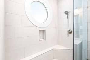 Combined shower/bathtub, hair dryer, towels