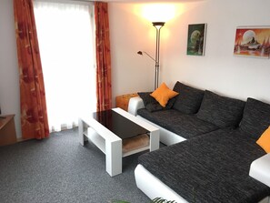 Studio, cuisine | Coin séjour | Télévision à écran plat de 35 pouces avec chaînes par câble, télévision