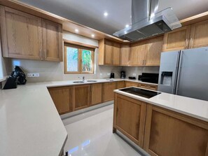 Kühlschrank, Mikrowelle, Ofen, Geschirrspüler