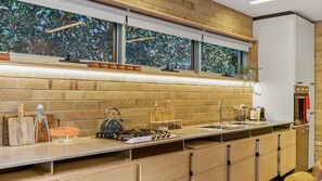 Geladeira, micro-ondas, fogão, cooktop