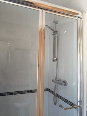 Dusche, Haartrockner, Handtücher, Toilettenpapier