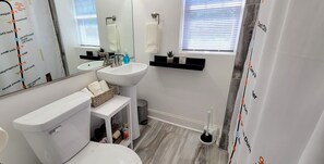 Douche, séchoir à cheveux, serviettes fournies, savon