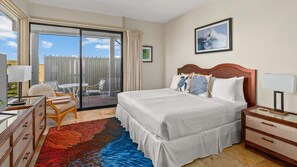 Ein Hotelzimmer mit Bett, Schreibtisch, Stuhl, Fenster und Blick ins Freie.