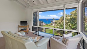 TV, books - Kapalua Bay Villa 12G5 By Parrish Maui - Private end unit (Kapalua)