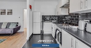 Private kitchen - Cardiff - Stylish 2 Bedroom Sleeps 6 Wi-Fi 4Min Principality Stadium - JRR Stays (Cardiff)