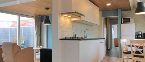 Jääkaappi, mikroaaltouuni, uuni, liesi