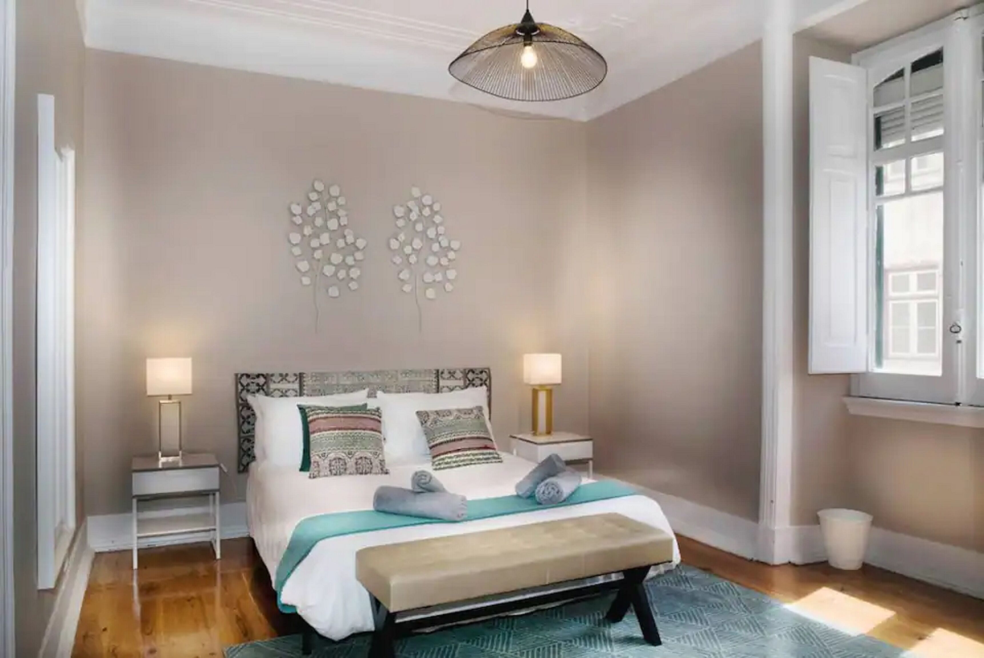 3 habitaciones, tabla de planchar con plancha, internet y ropa de cama 