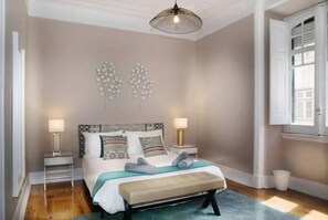 3 عدّة غرف نوم ومكواة/لوح كي وخدمة الإنترنت وملاءات أسرّة