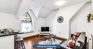 TV - Cardiff - Quirky 1 Bedroom, Sleeps 3 Wi-Fi, 4Min Principality Stadium -JRR Stays (Cardiff)