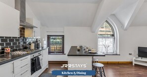 Fridge, microwave, oven, stovetop - Cardiff - Quirky 1 Bedroom, Sleeps 3 Wi-Fi, 4Min Principality Stadium -JRR Stays (Cardiff)