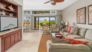 Una televisión de pantalla plana, libros