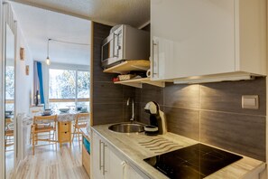 Een koelkast, een microgolfoven, een oven, een vaatwasser