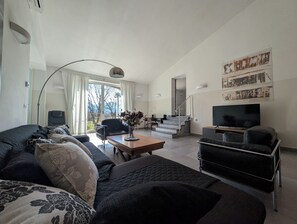 تلفزيون، مشغل دي في دي، كُتُب