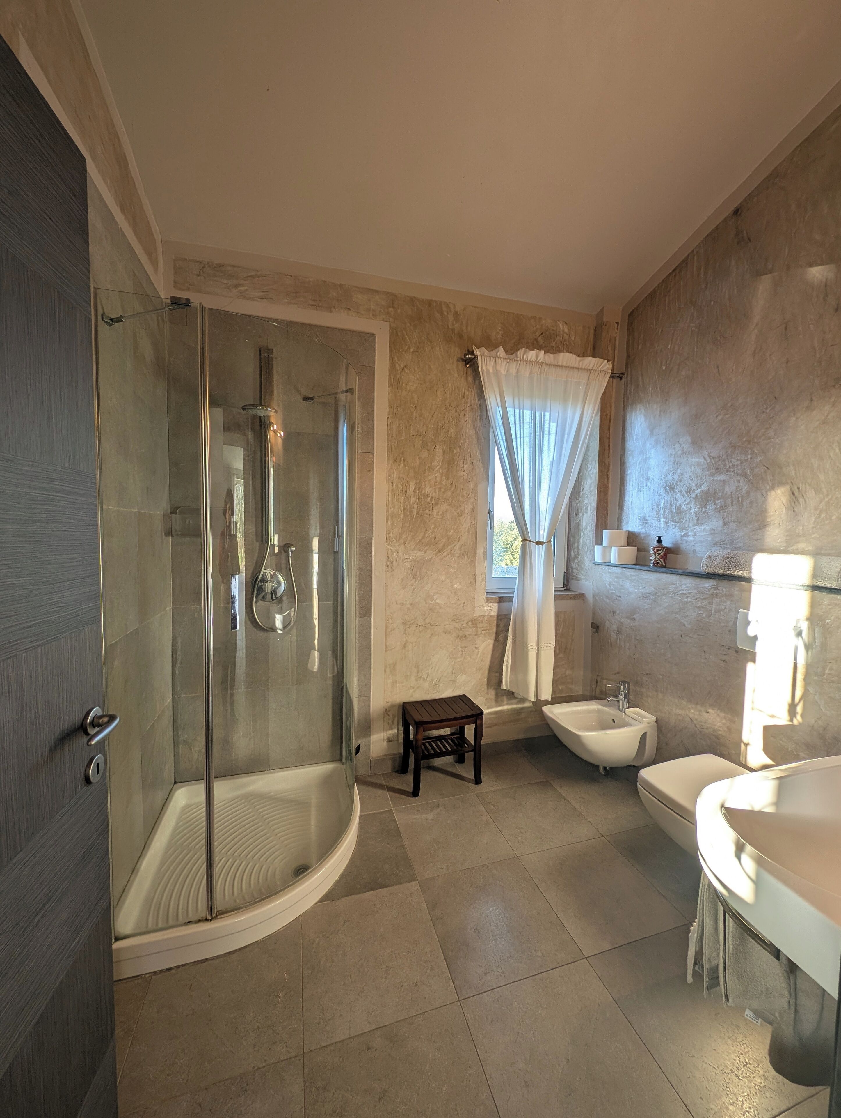 Een douche, een haardroger, een bidet, handdoeken